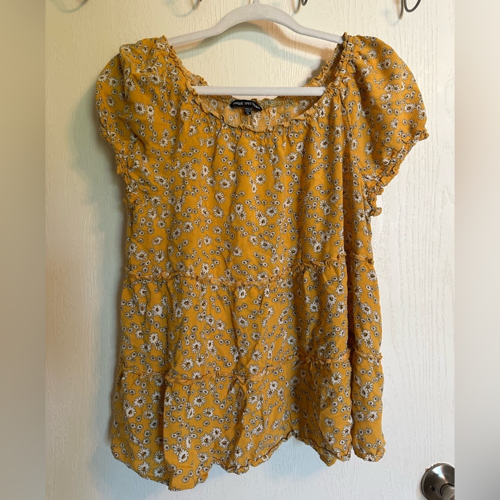 ✨5 for $25, or 7 for $30✨ Unique Spectrum Ruffled Cap Sleeve Blouse